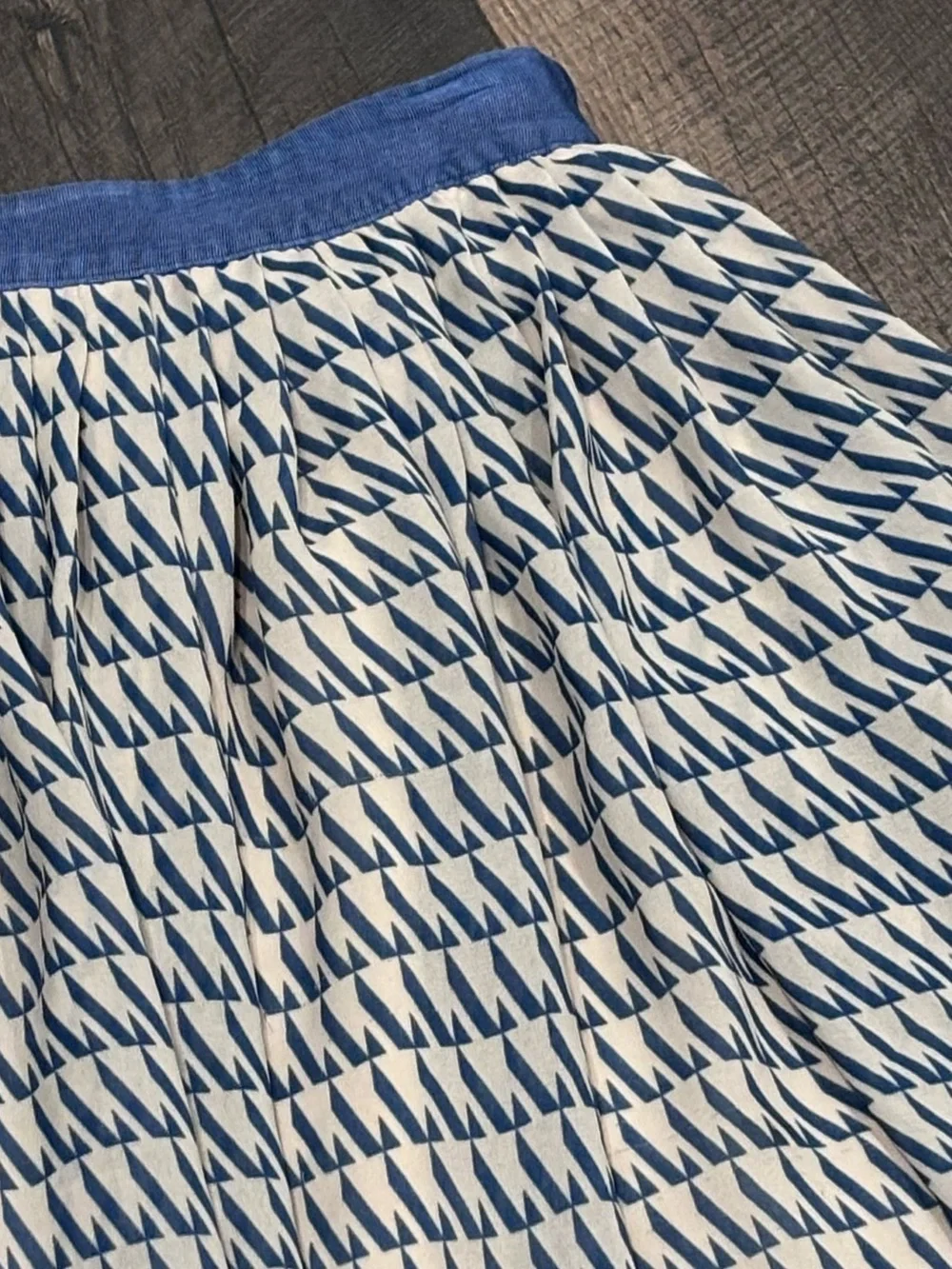 Club Monaco Navy and Beige Mini  Skirt in size 8. Great condition